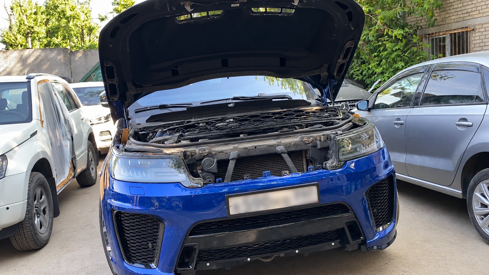 Синий Range Rover в ремонте