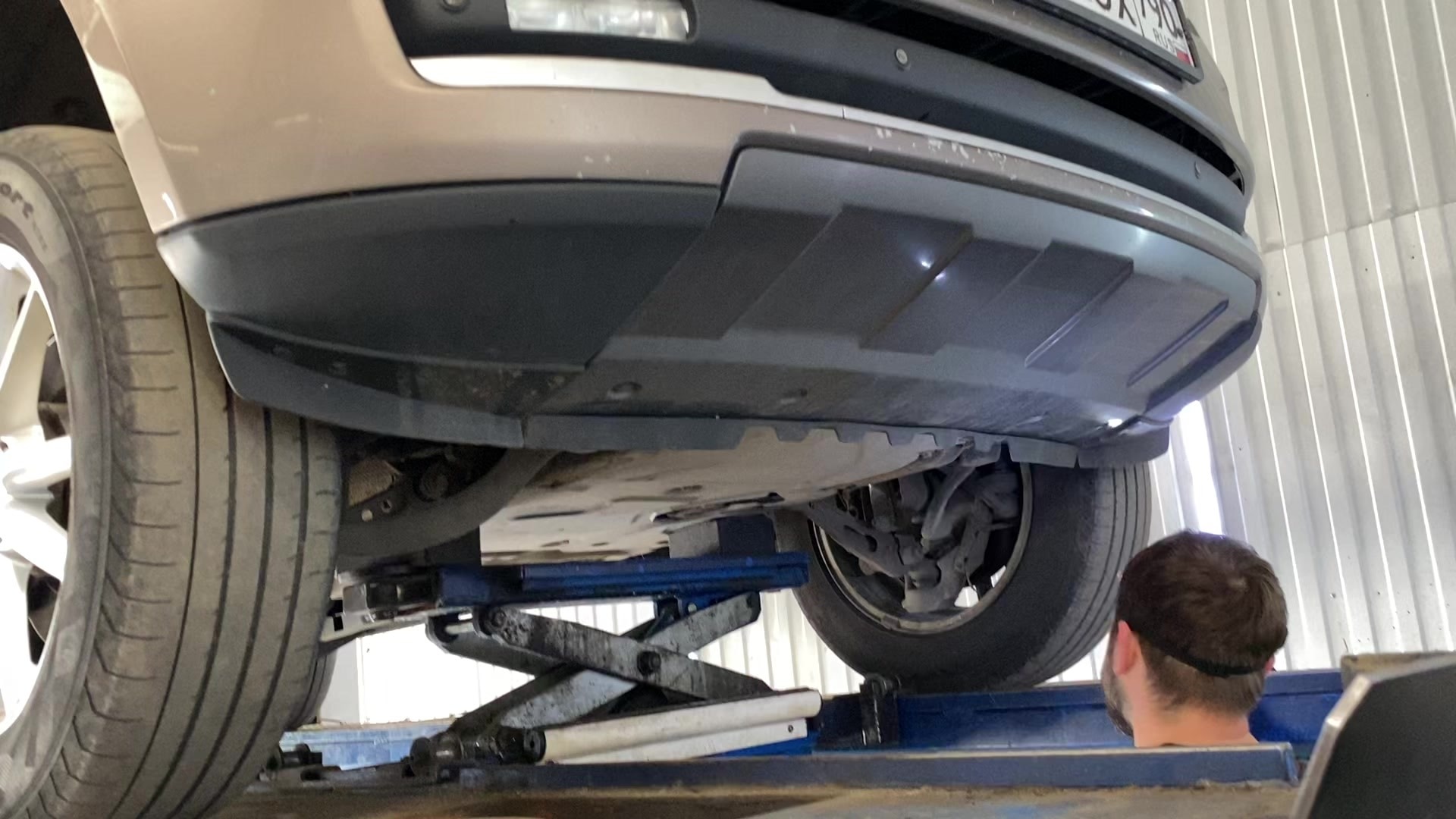 Осмотр автомобиля снизу