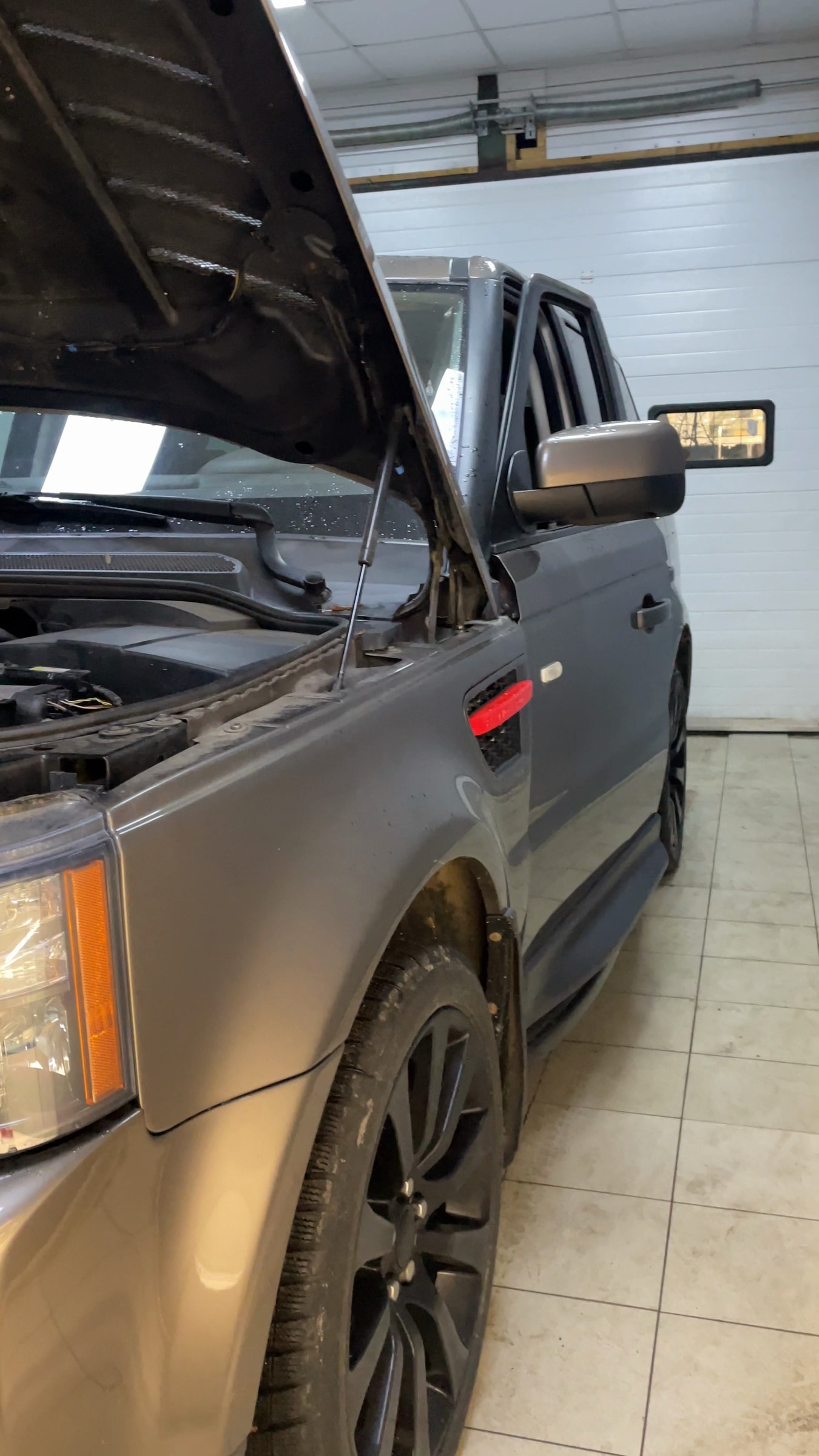 Land Rover с открытым капотом