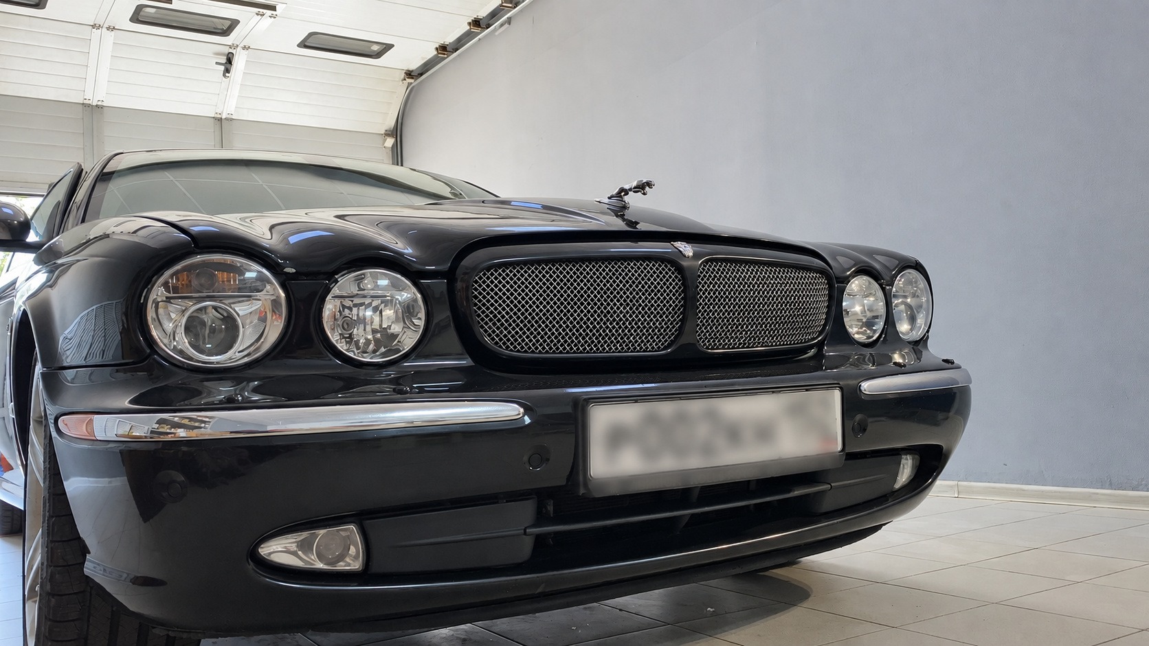 Jaguar в ремонтном боксе