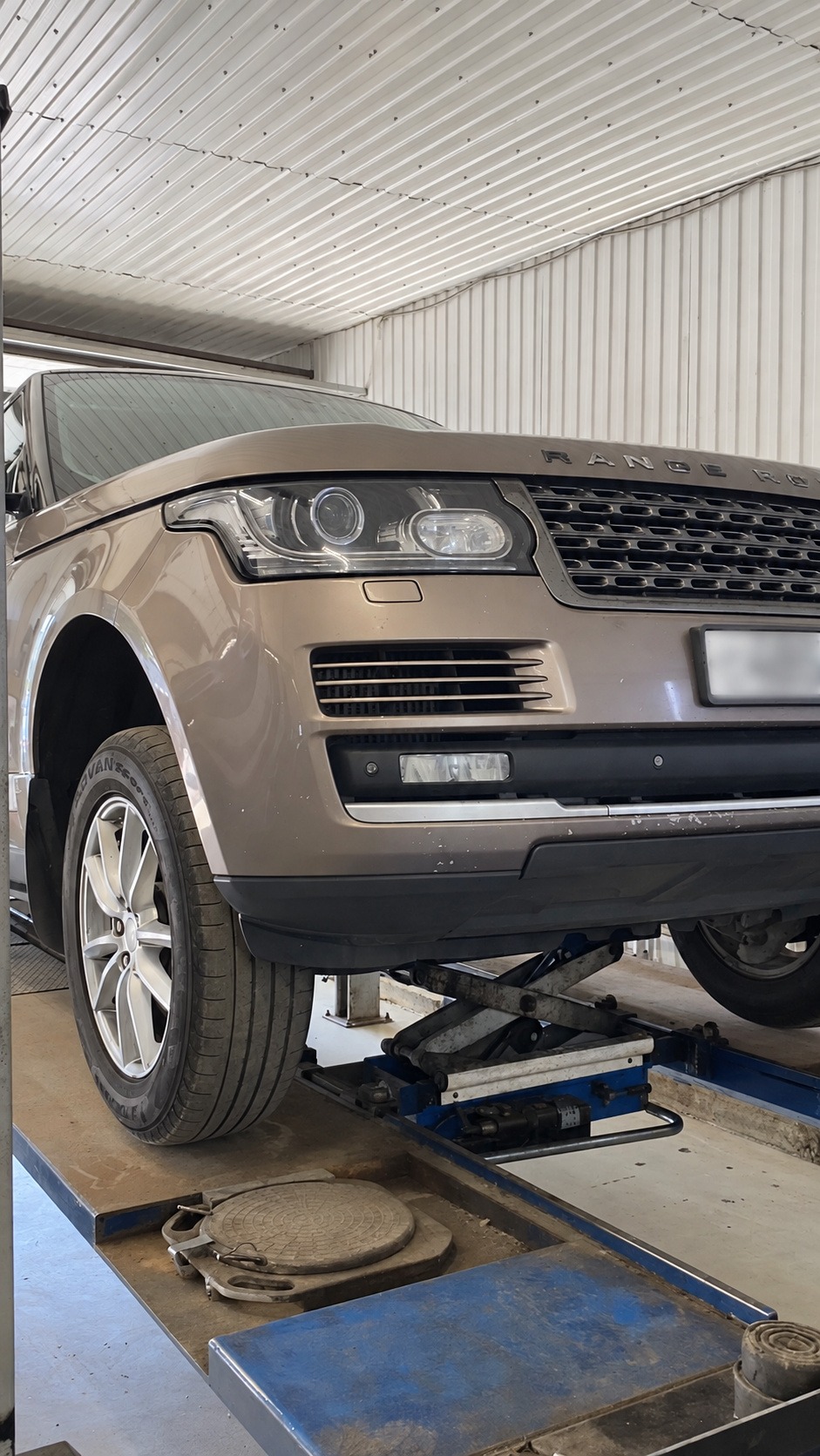 Range Rover в ремонтном боксе