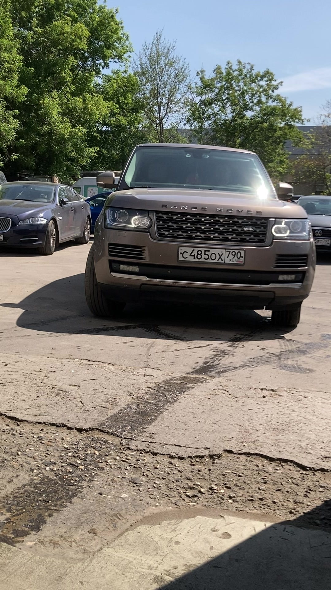Автомобиль перед мастерской