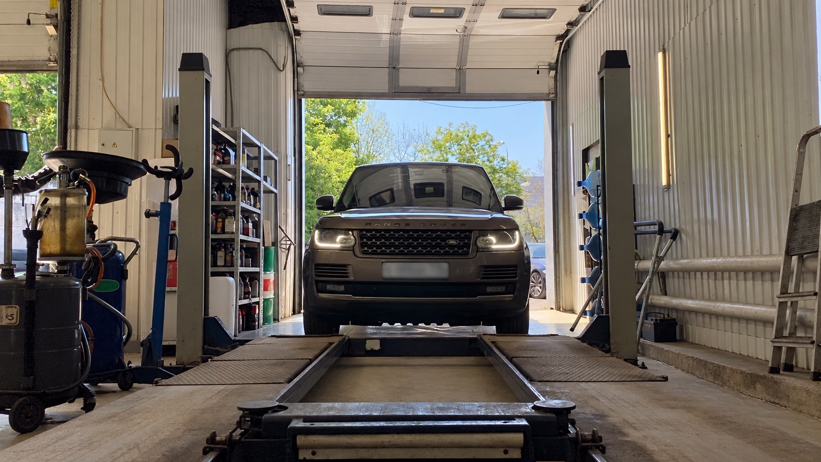 Range Rover в ремонтном боксе