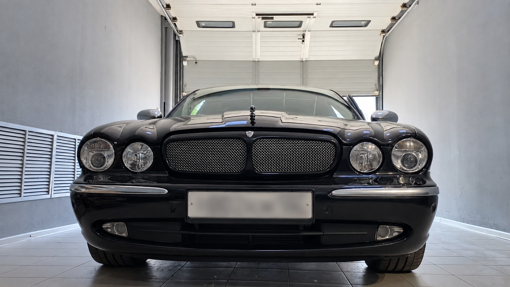 Jaguar в боксе горизонтальный вид