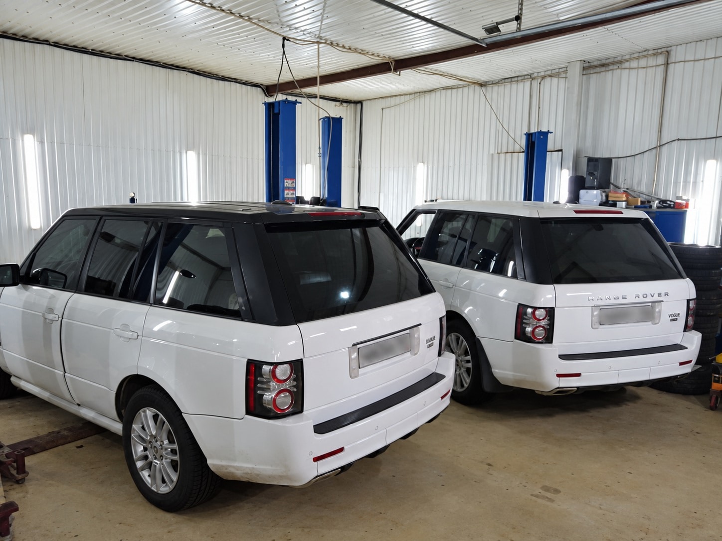 Два Range Rover в соседних боксах