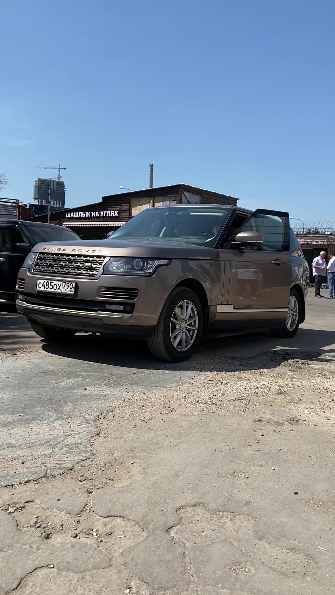 Range Rover у мастерской