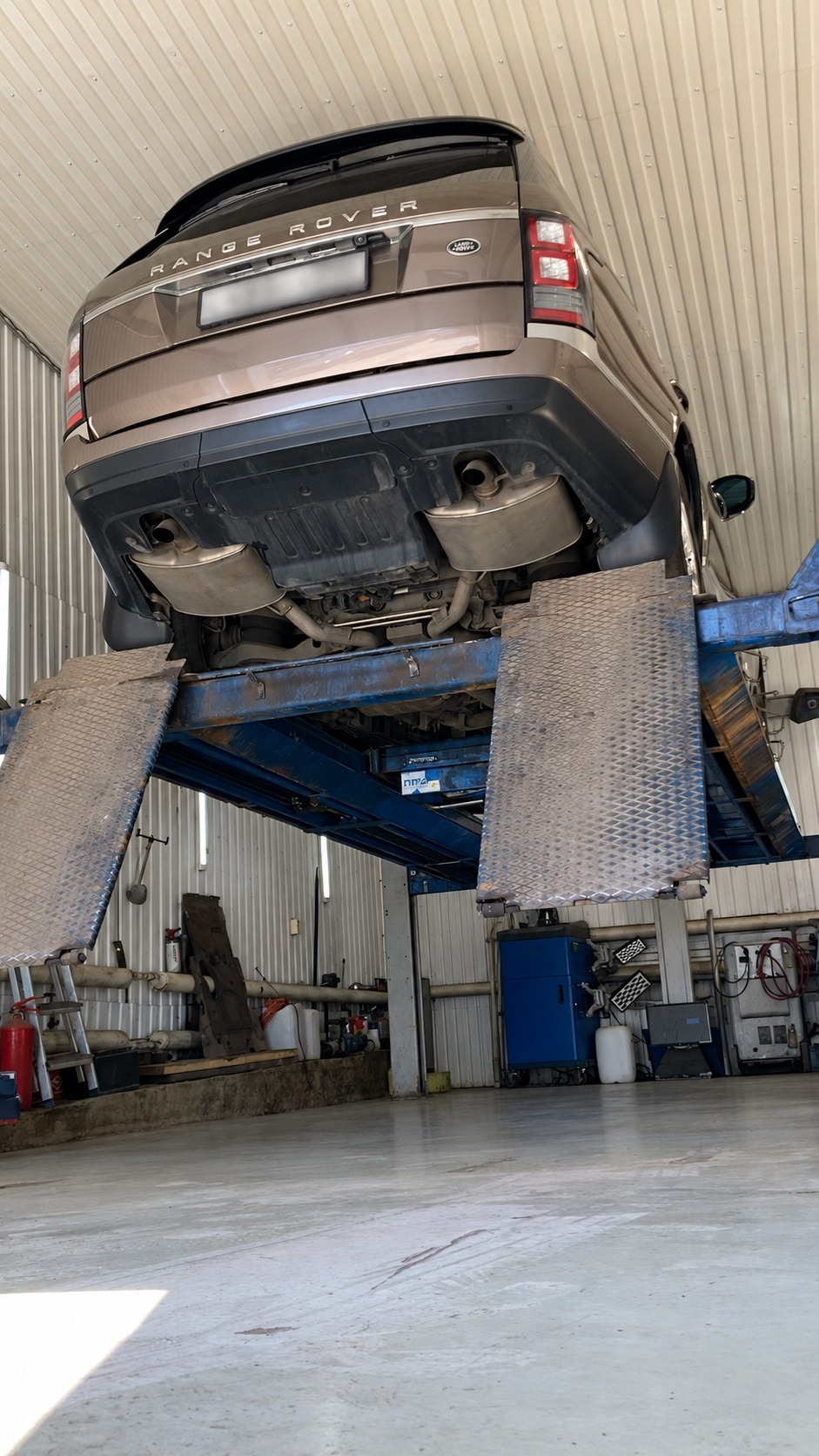 Range Rover и подъёмник вид сзади